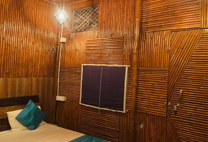 חדר משפחתי דלוקס, The Downtown Stays