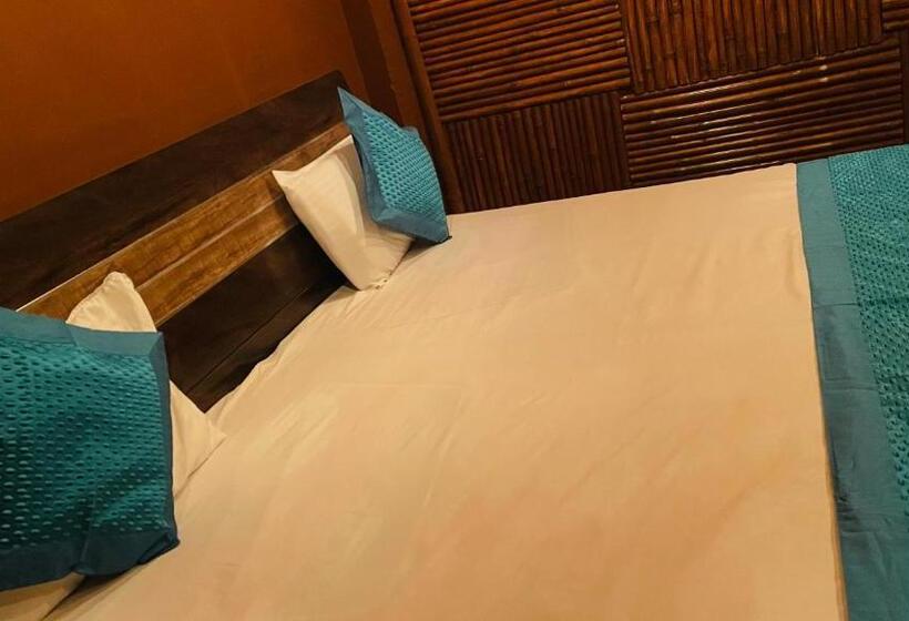 חדר משפחתי דלוקס, The Downtown Stays