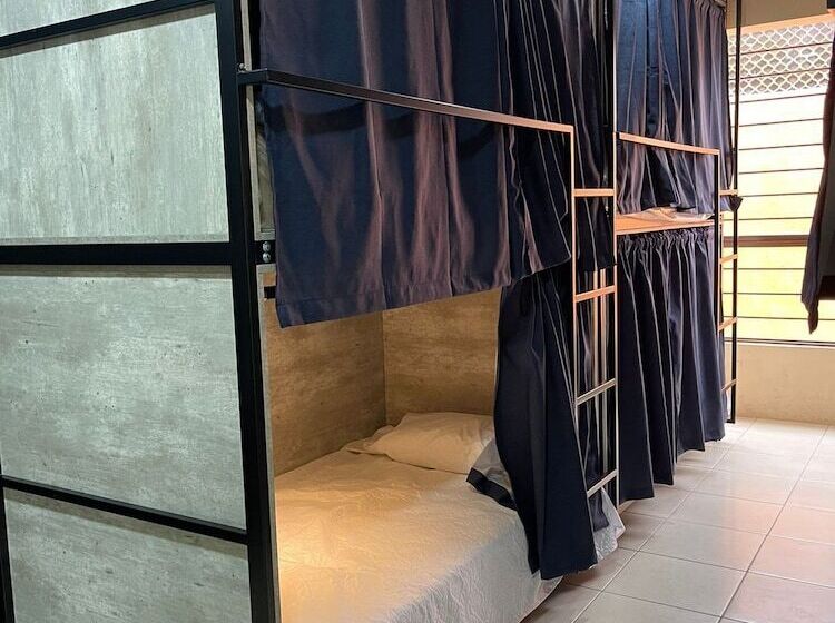 تختخواب در اتاق مشترک, Hostal Xao