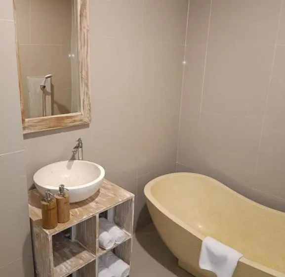 اتاق لوکس با چشم‌انداز باغ, Tanta Escape By Pramana Villas