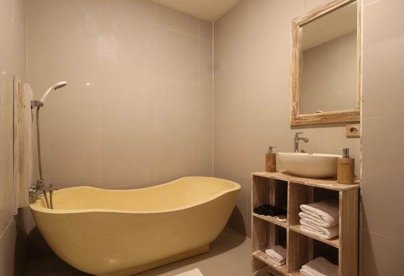 디럭스 룸, Tanta Escape By Pramana Villas