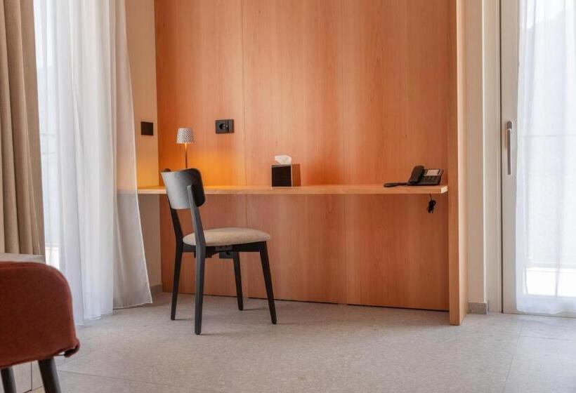 جناح مطل على البحيرة, Llac Living Nature