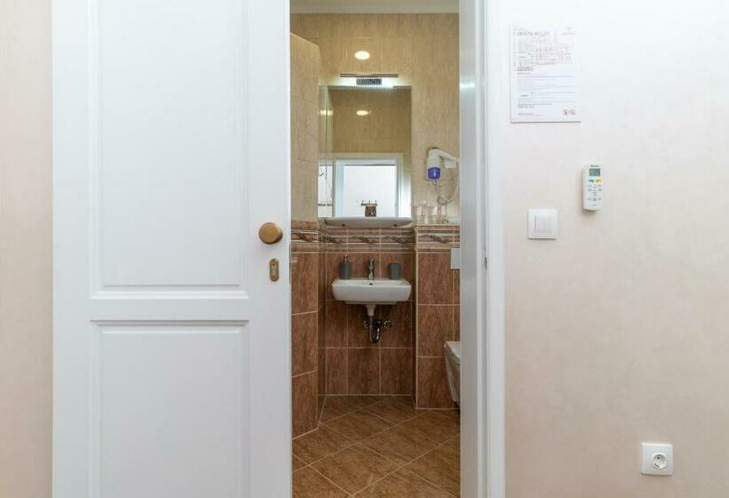 اتاق اکونومی, Ornament