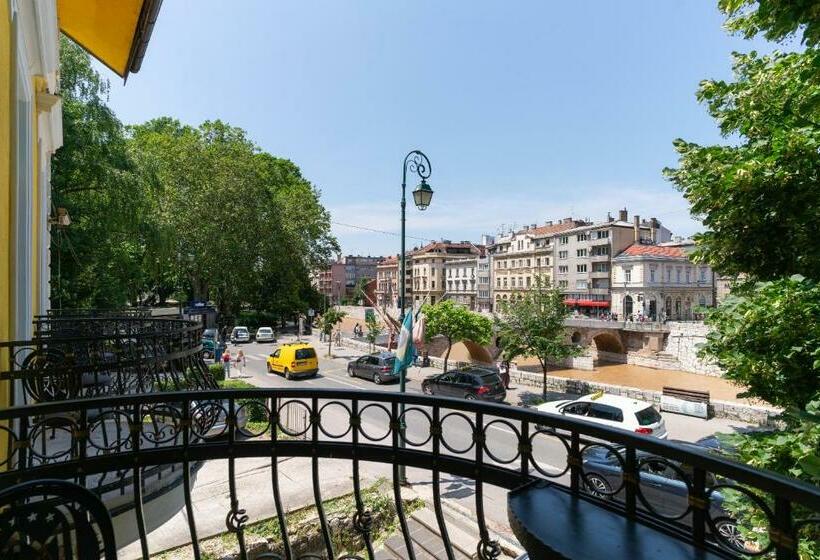 اتاق اکونومی, Ornament