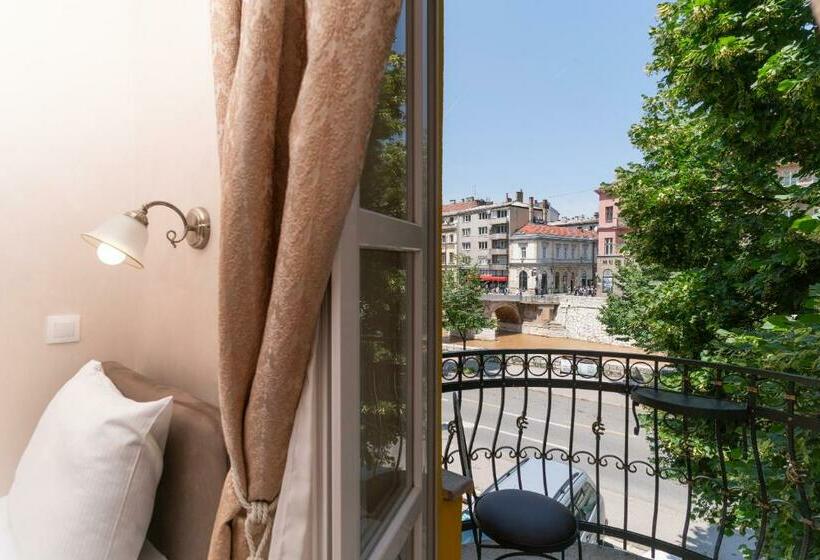 اتاق اکونومی, Ornament