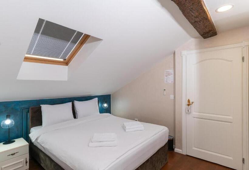 استودیو خانوادگی, Ornament