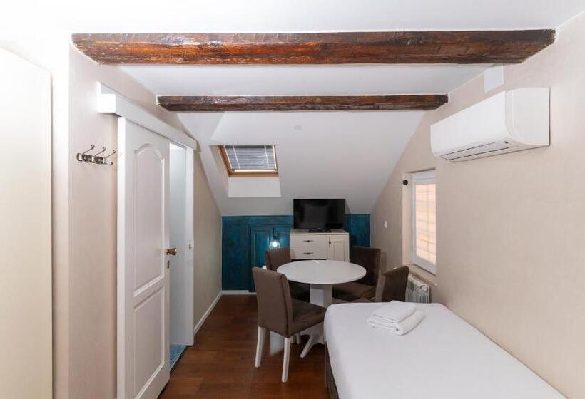 استودیو خانوادگی, Ornament