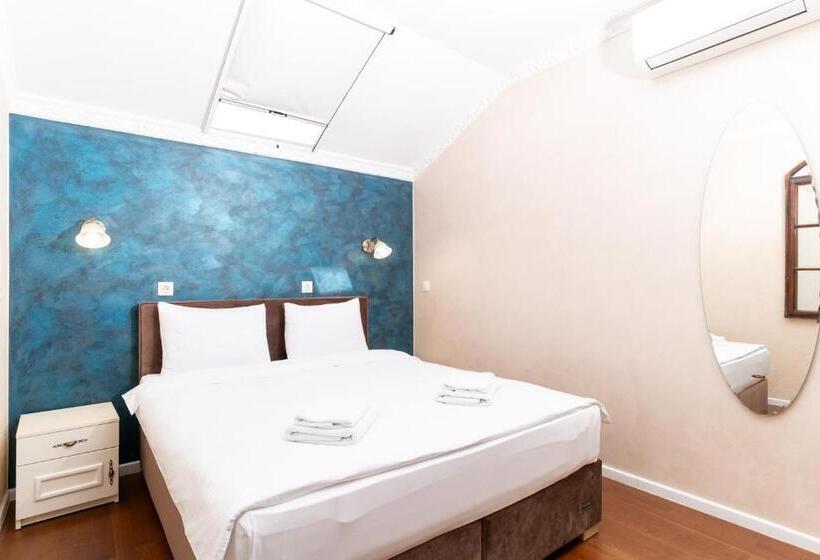 اتاق اکونومی, Ornament