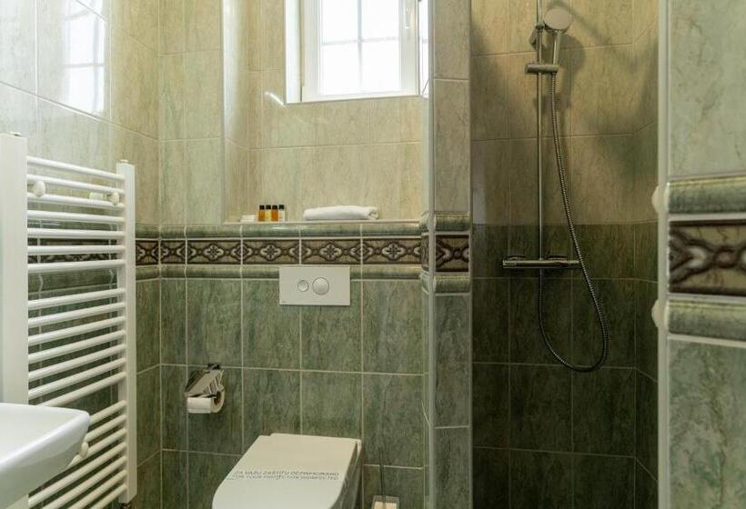 اتاق اکونومی, Ornament