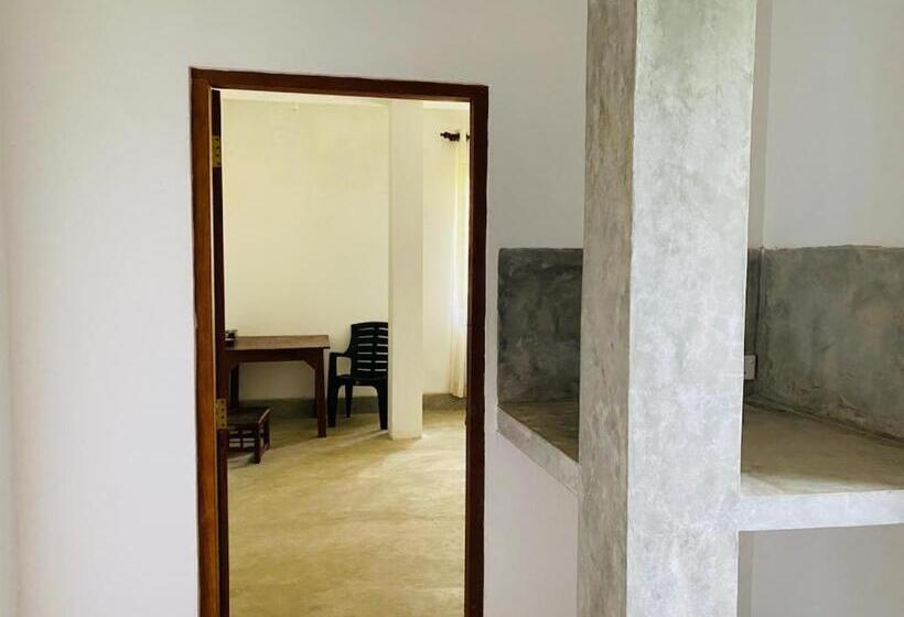 غرفة عائلية, Mealanie S House