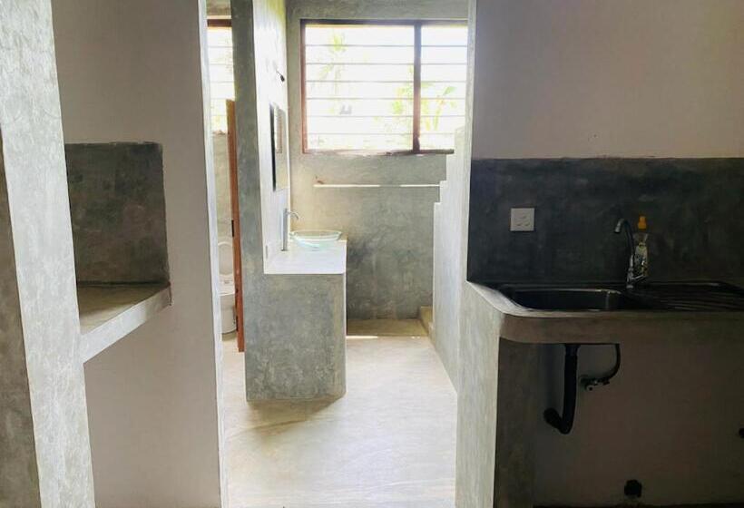 غرفة عائلية, Mealanie S House