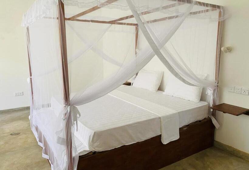 غرفة عائلية, Mealanie S House