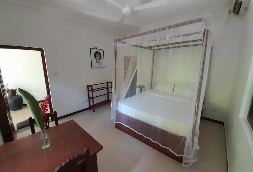 غرفة إقتصادية, Mealanie S House