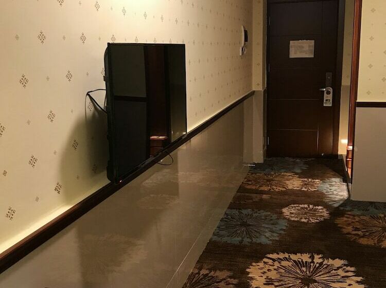 Pokój Deluxe, Good East