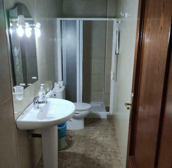 חדר סטנדרט לשלושה, Pensión Carlos Iii