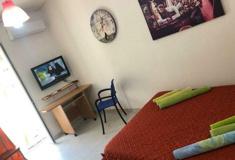 חדר סטנדרט עם מרפסת, Monolocaleoptional  C I R C E   Ragusa Centro Corso Italia