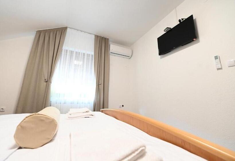 חדר סטנדרט עם מרפסת, Sobe   Rooms Drvorez