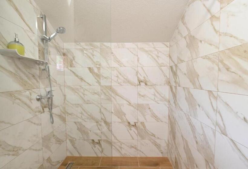 חדר סטנדרט עם מרפסת, Sobe   Rooms Drvorez