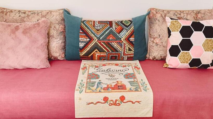 家庭工作室, Dar Sultana