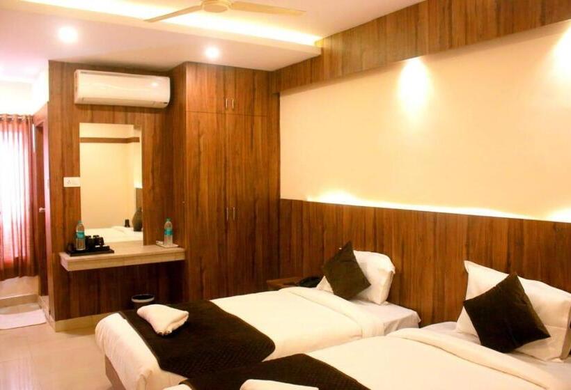 标准三人间, Sakura Inn