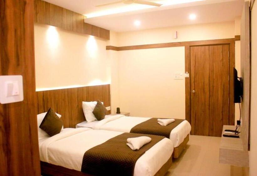 标准三人间, Sakura Inn