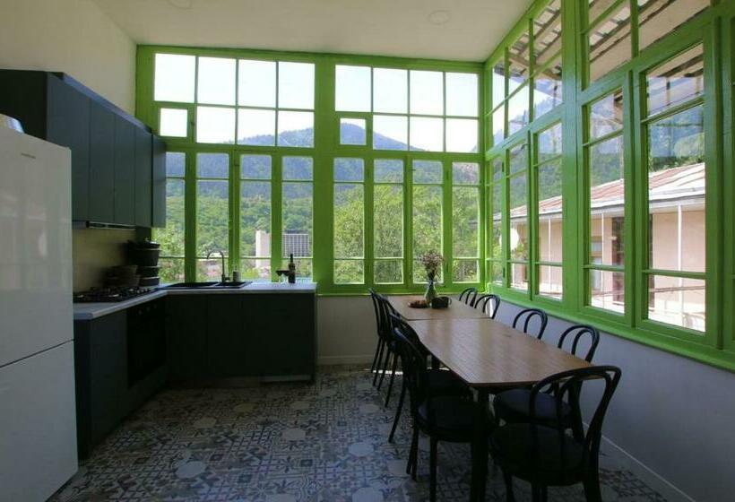 اتاق خانوادگی, Polifonia Inn Borjomi