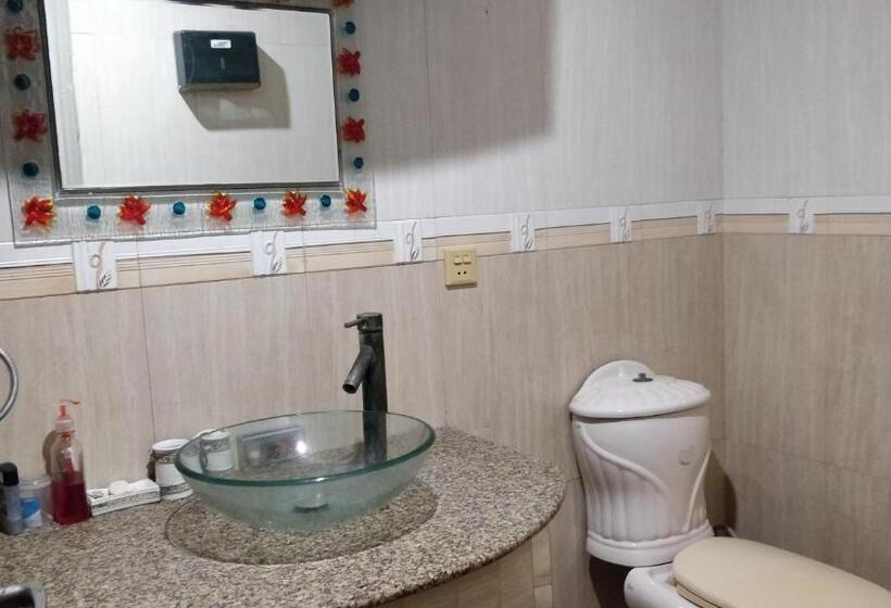 اتاق لوکس خانوادگی, Quick Continental Hotel Jail Road