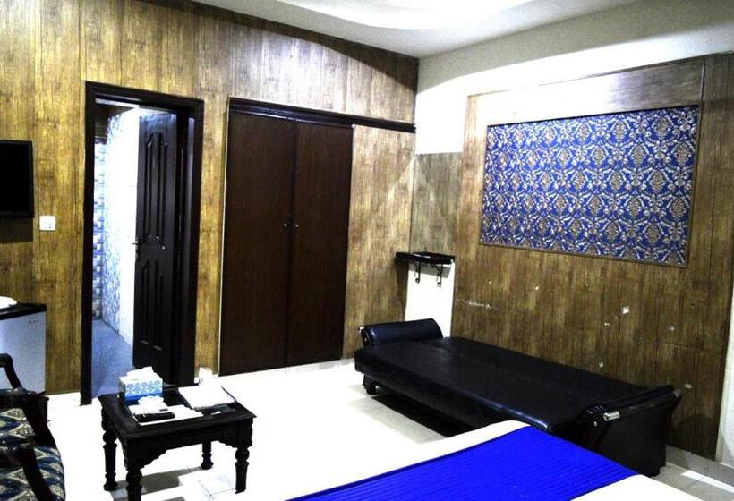 اتاق لوکس خانوادگی, Quick Continental Hotel Jail Road