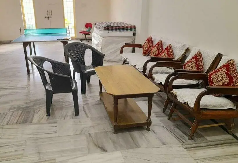 اتاق خانوادگی, Kanak Home Stay