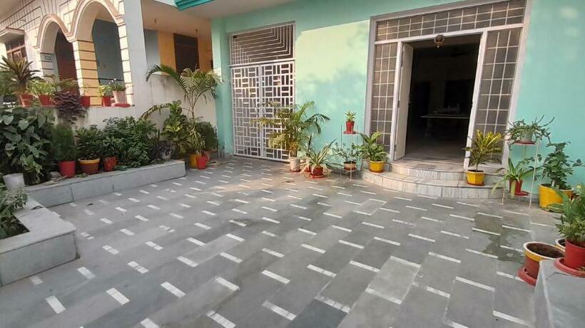 اتاق خانوادگی, Kanak Home Stay