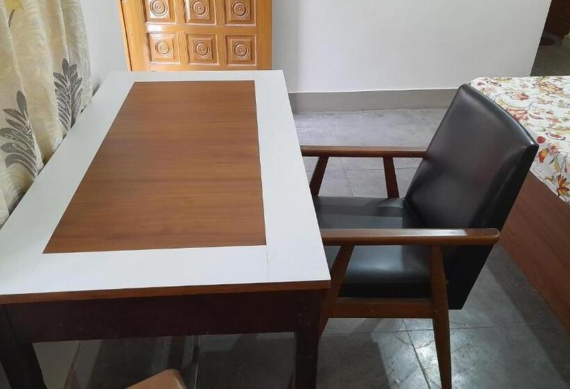 اتاق خانوادگی, Kanak Home Stay