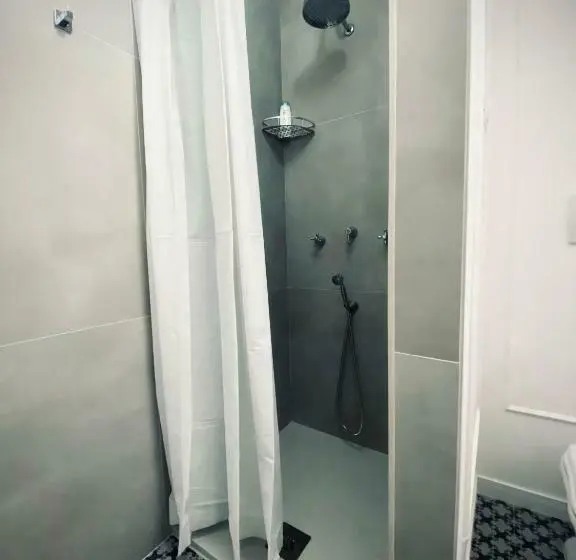 اتاق راحتی سه تخته, Avòs