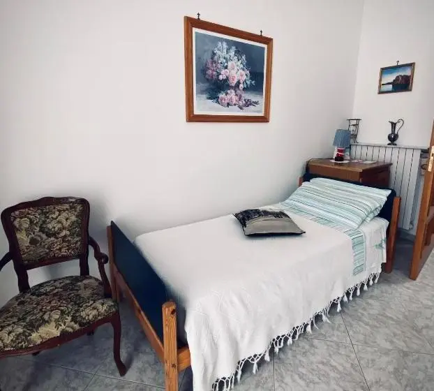 اتاق لوکس, Avòs