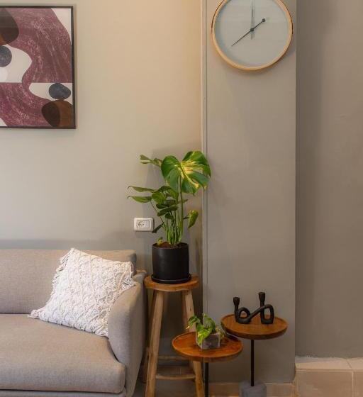 דירת חדר, Deblox Living Alhambra Apartments