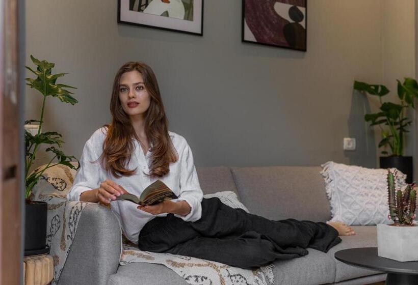 דירת חדר, Deblox Living Alhambra Apartments