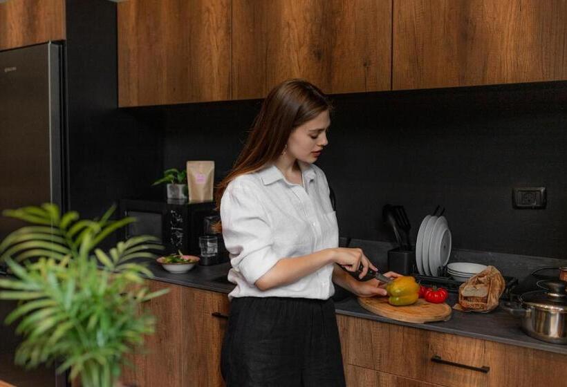 דירת חדר, Deblox Living   Alhambra Apartments