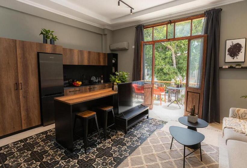 דירת חדר, Deblox Living Alhambra Apartments