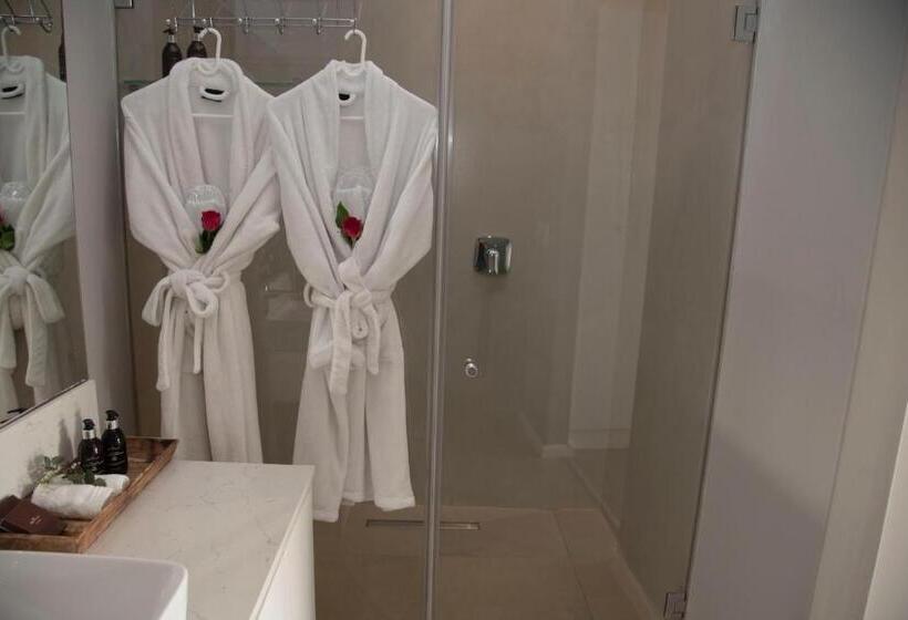 キングサイズベッドのスイートルーム, Crown On The Heads