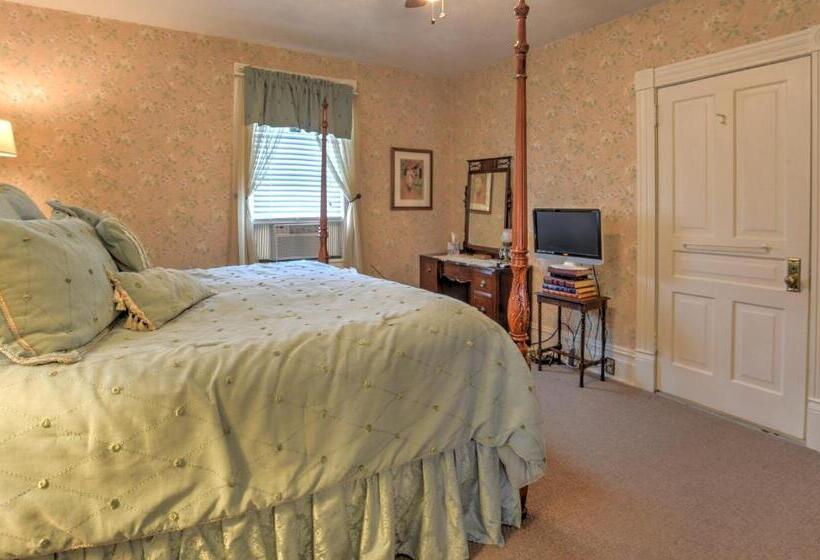 جناح سرير كينج, 1898 Waverly Inn