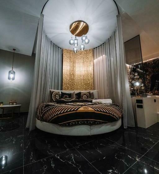 מיטת קינג בסוויטה, Versace Luxury Room