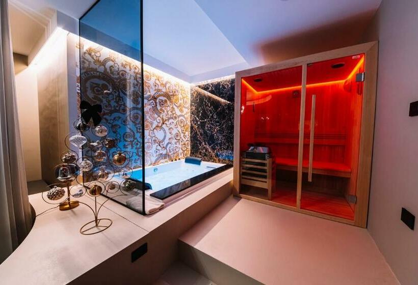 מיטת קינג בסוויטה, Versace Luxury Room