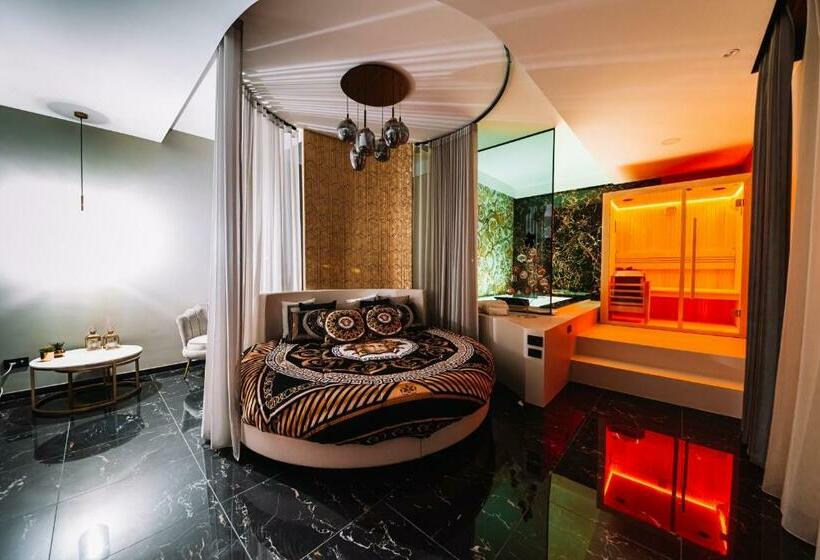 מיטת קינג בסוויטה, Versace Luxury Room