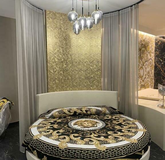 מיטת קינג בסוויטה, Versace Luxury Room