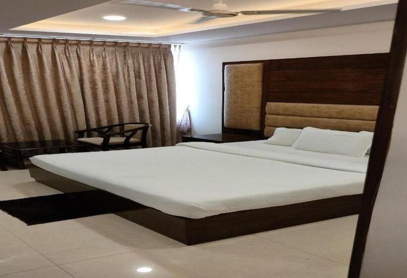 Трехместный Номер Классика, Capital O 93663 Royal