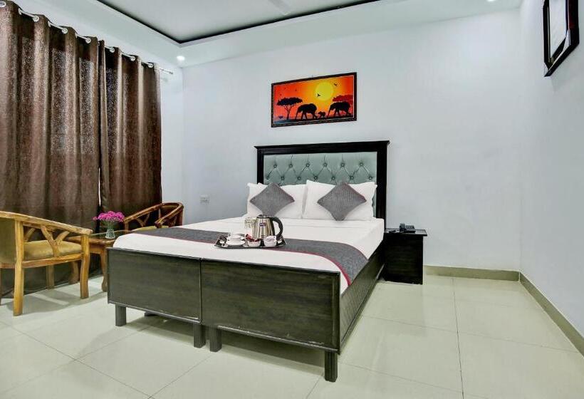 Трехместный Номер Классика, Capital O 93663 Royal