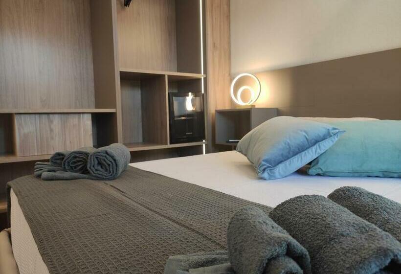 デラックストリプルルーム, Live Home Rooms