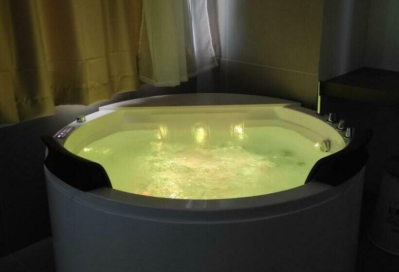 デラックストリプルルーム, Live Home Rooms