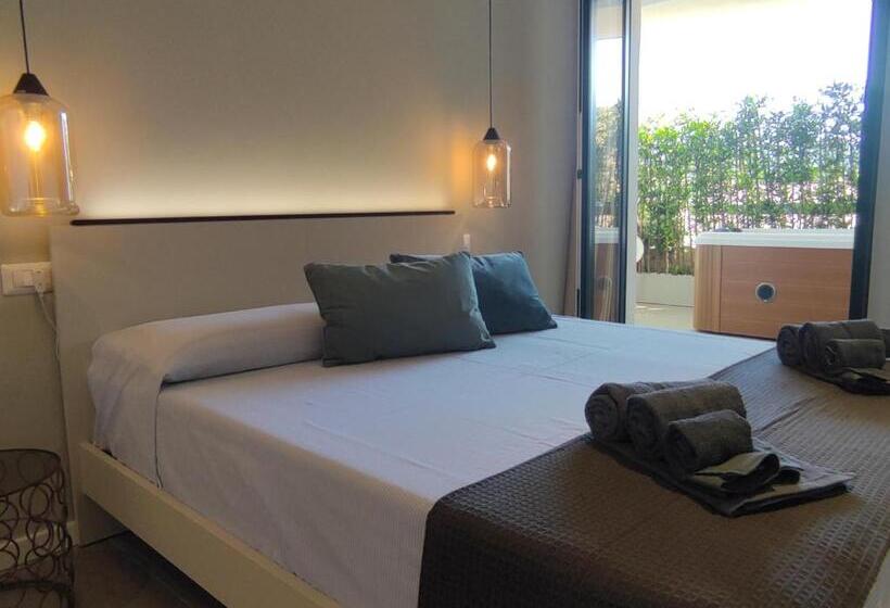 キングサイズベッドのスタンダードルーム, Live Home Rooms