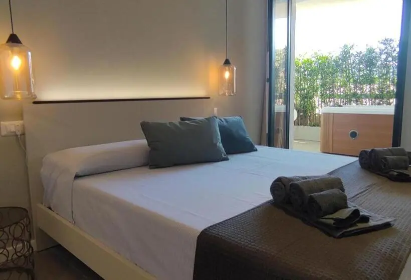 キングサイズベッドのスタンダードルーム, Live Home Rooms