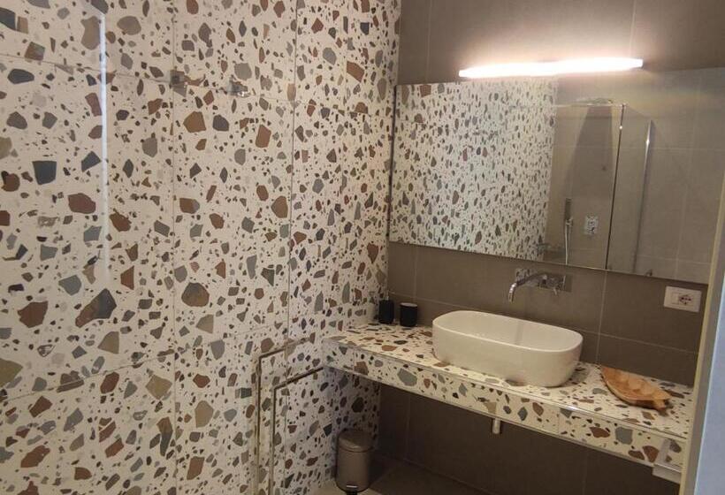 キングサイズベッドのスタンダードルーム, Live Home Rooms